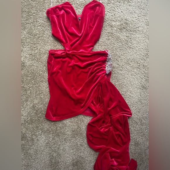 Red Velvet Dress With Train - Picture 2 of 2